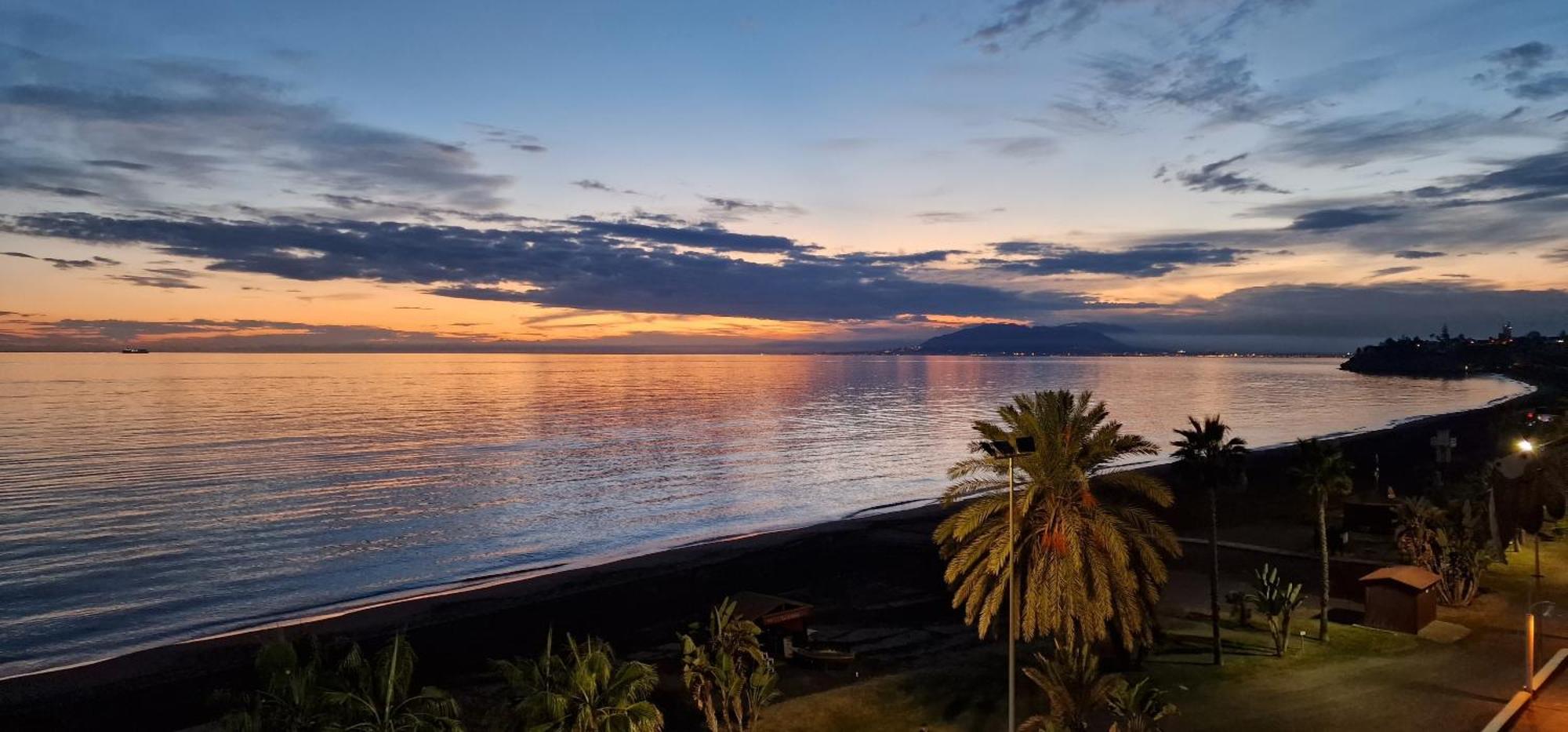 Apartamento Moderno piso céntrico frente al mar con gran terraza Rincón de la Victoria Exterior foto